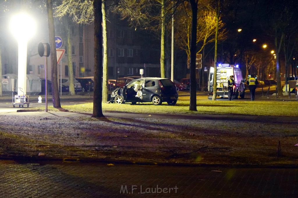 VU PKW Baum Koeln Deutz Deutz Kalkerstr P75.JPG - Miklos Laubert